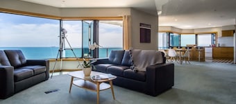 Spacious Holiday House with Ocean Views