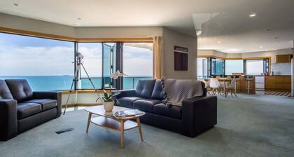 Spacious Holiday House with Ocean Views