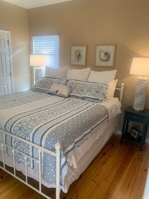 3 bedrooms, iron/ironing board, free WiFi, bed sheets - Sandy Lane Cottage is family friendly! (Gulf Shores)
