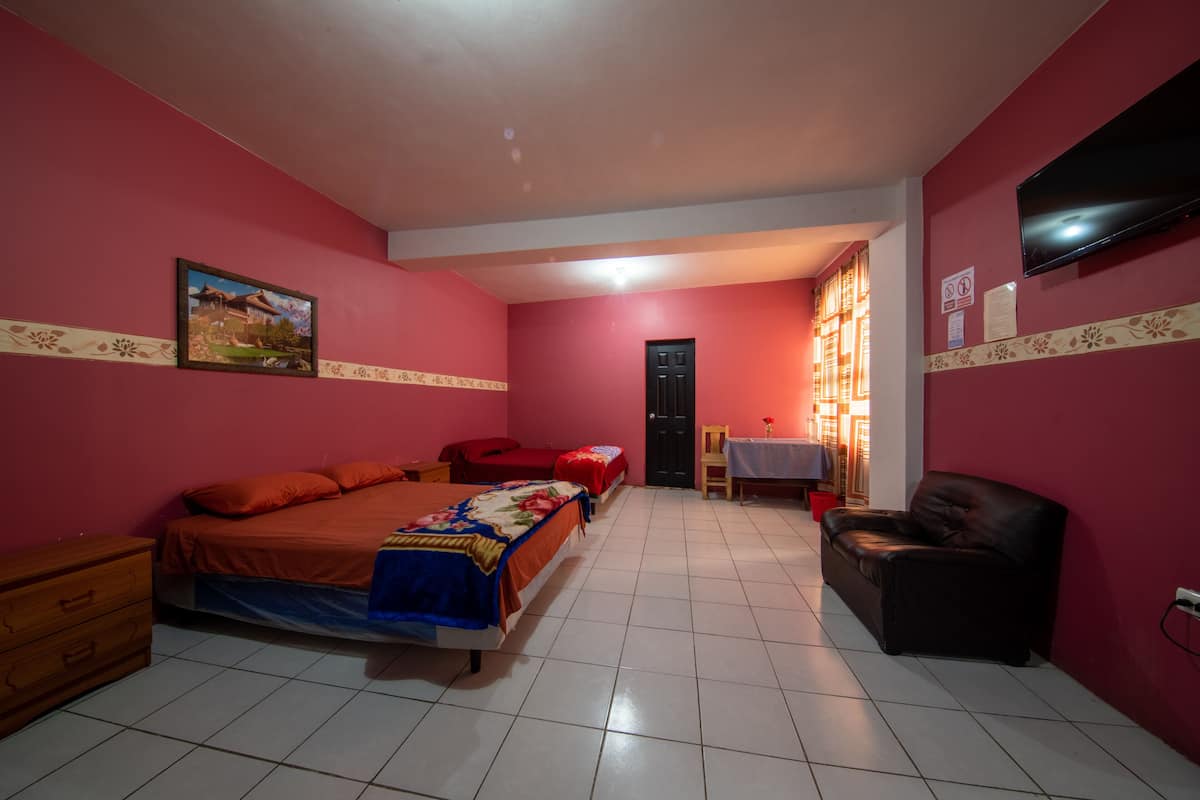 Chambre Triple, plusieurs lits | Couette en duvet d'oie, rideaux occultants, draps fournis