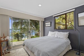 4 bedrooms, iron/ironing board