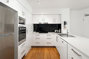 Deluxe Apartment, 2 Bedrooms | Private kitchen