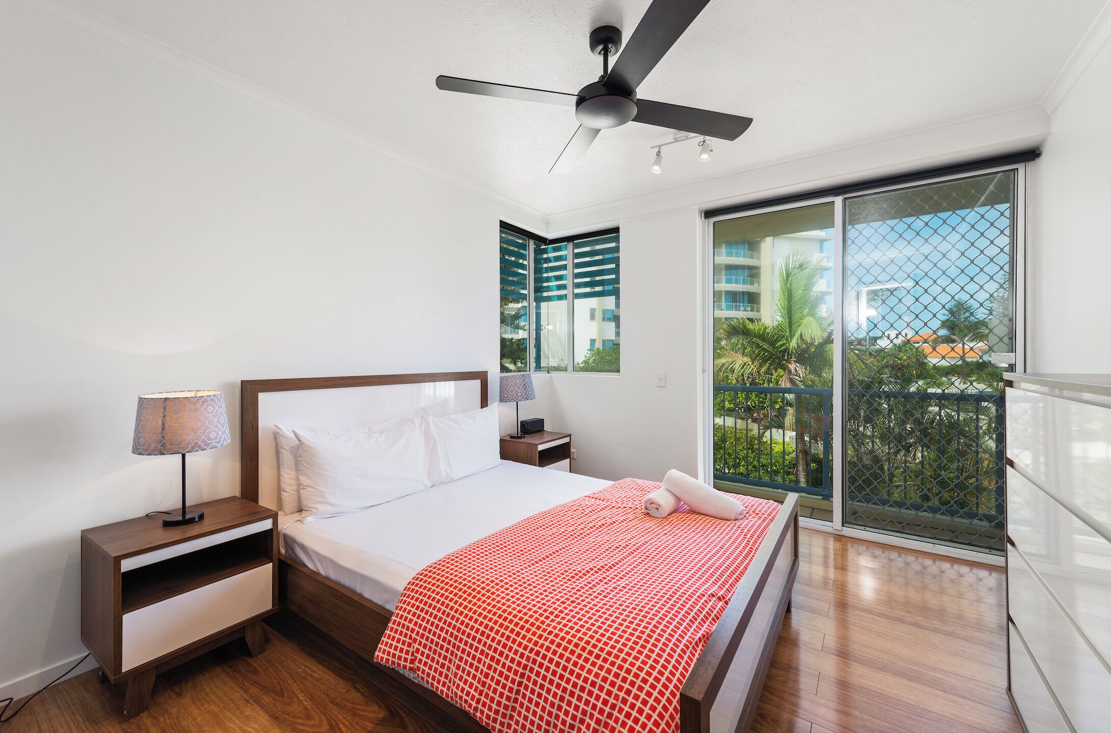 2 habitaciones, decoraci ón personalizada y muebles diferentes 