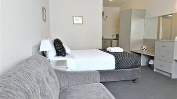 Studio Suite | Meja, langsir/tirai gelap terus, kalis bunyi, seterika/papan seterika