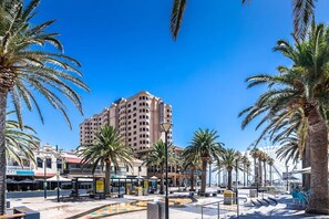 Interior entrance - Hi 5 Luxury Holiday Apartments (Glenelg)