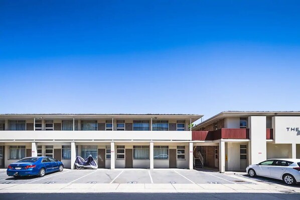 Exterior detail - Hi 5 Luxury Holiday Apartments (Glenelg)