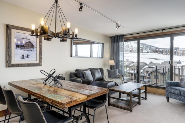 Enjoy a scenic view from the large window, relax in the comfortable seating area, and dine at the dining table.