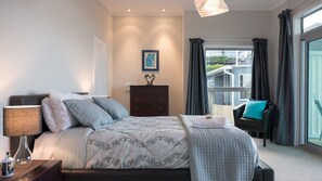 5 bedrooms, iron/ironing board, WiFi, bed sheets