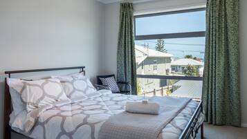 5 bedrooms, iron/ironing board, WiFi, bed sheets