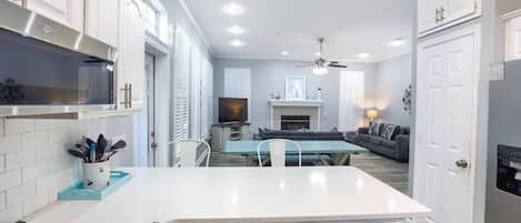 Refrigerador, microondas, horno, placa de cocina