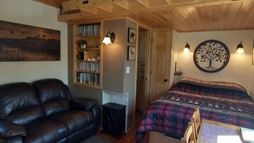 1 habitación, sistema de insonorización y tabla de planchar con plancha