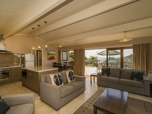 TV - At Cathedral Cove - Hahei Holiday Home (Hahei)