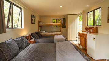 4 habitaciones, tabla de planchar con plancha y wifi