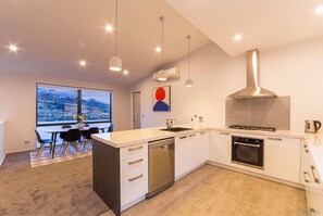 Full-size fridge, microwave, oven, stovetop