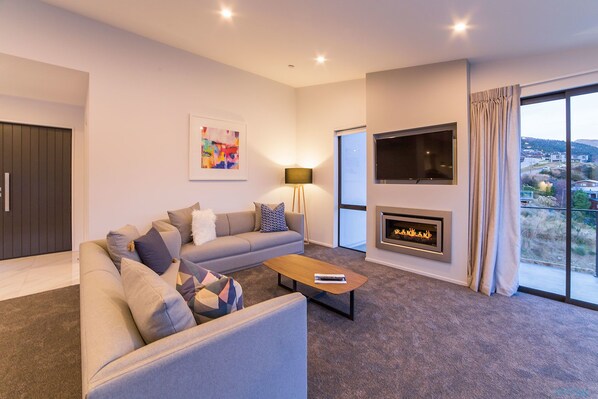 Living area - Luxury Winter Retreat - 5 on The Hill Queenstown (Queenstown)