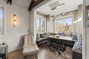 Fernseher, Kamin, Arbeitsbereiche