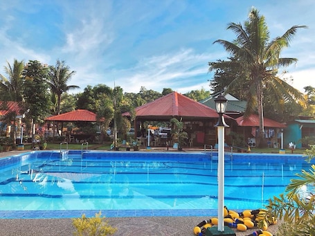 2 albercas al aire libre y salvavidas en la propiedad