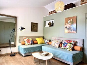 Smart TV, reproductor de DVD, tenis de mesa y libros 