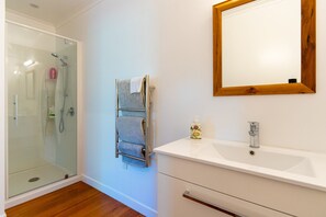 Douche, séchoir à cheveux, serviettes fournies, savon