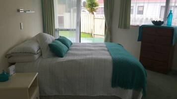 2 dormitorios, tabla de planchar con plancha, cuna de viaje