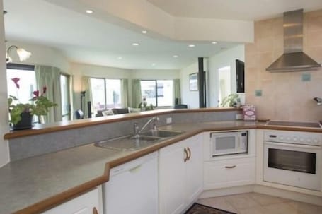 Fridge, microwave, oven, dishwasher. Sunny house near Golf Course and Recreation Centre