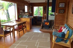 Fireplace, books, music library, stereo - Beach Cottage Collingwood (Collingwood)