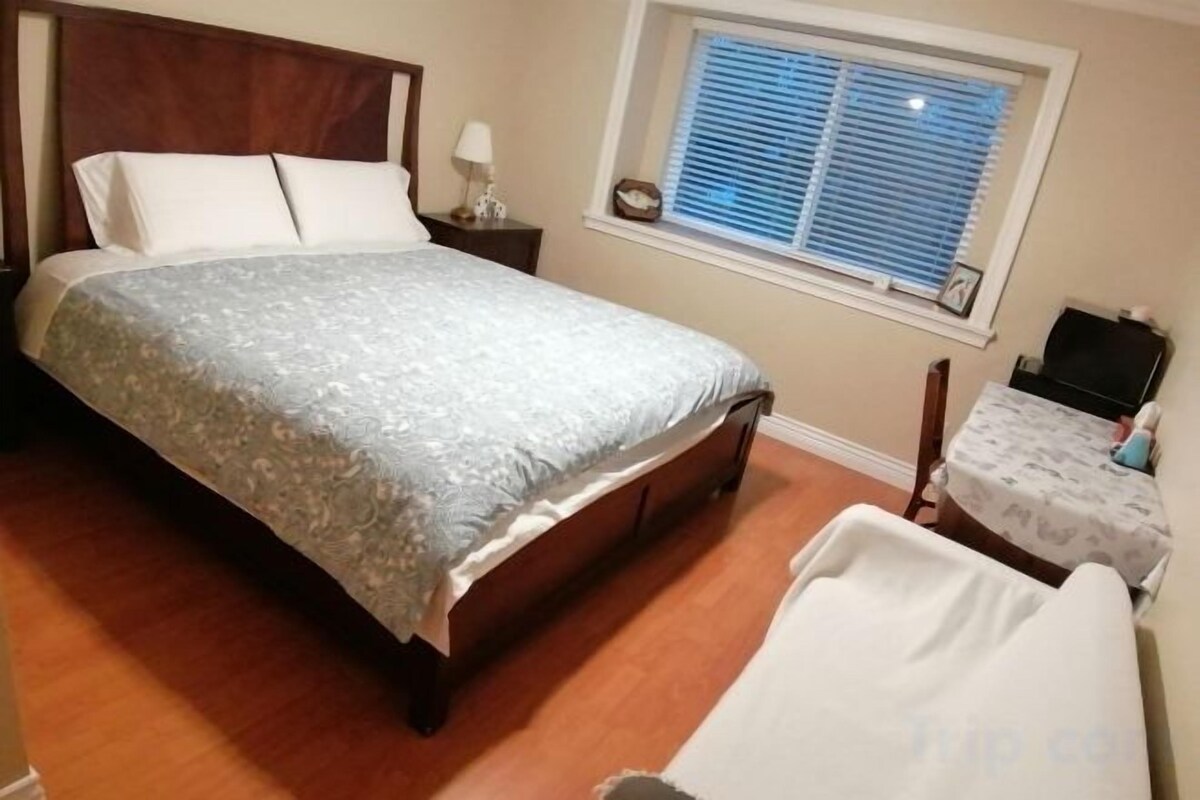 No.3 One King Bed With Private Bathroom