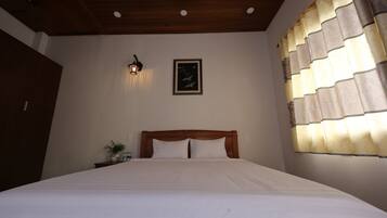 Single Room | Blackout drapes, free WiFi, bed sheets