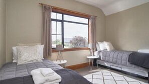 5 bedrooms, iron/ironing board, free WiFi, bed sheets - Charming Large Home | Perfect for Families, Groups & Business Stays, great value (Christchurch)