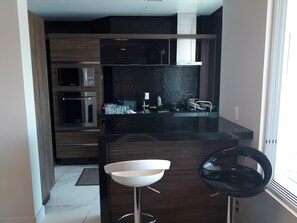 Geladeira, micro-ondas, fogão, cooktop