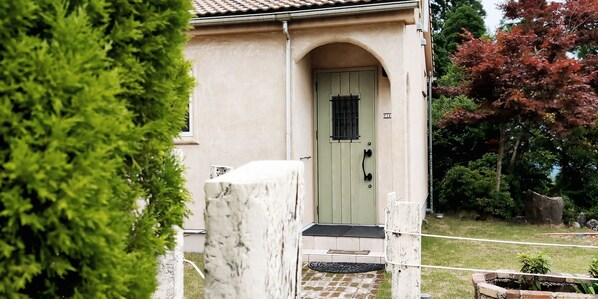 Free minibar, in-room safe, individually decorated - Villa Montpetre (Kirishima)