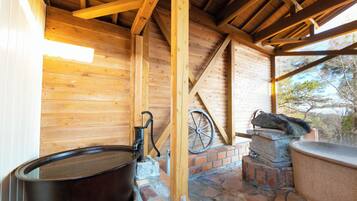 Premium Suite Villa | Bathroom | Separate tub and shower, free toiletries, hair dryer, bathrobes