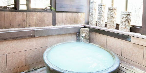 スーペリアヴィラ露天風呂付 ナチュレ | バス ルーム | 個別の浴槽とシャワー、バスアメニティ (無料)、ヘアドライヤー、バスローブ