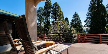 Minibar con artículos gratuitos y caja de seguridad en la habitación 