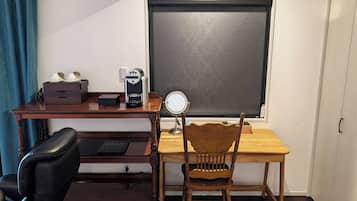 Minibar con artículos gratuitos y caja de seguridad en la habitación