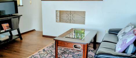 Minibar con artículos gratuitos y caja de seguridad en la habitación