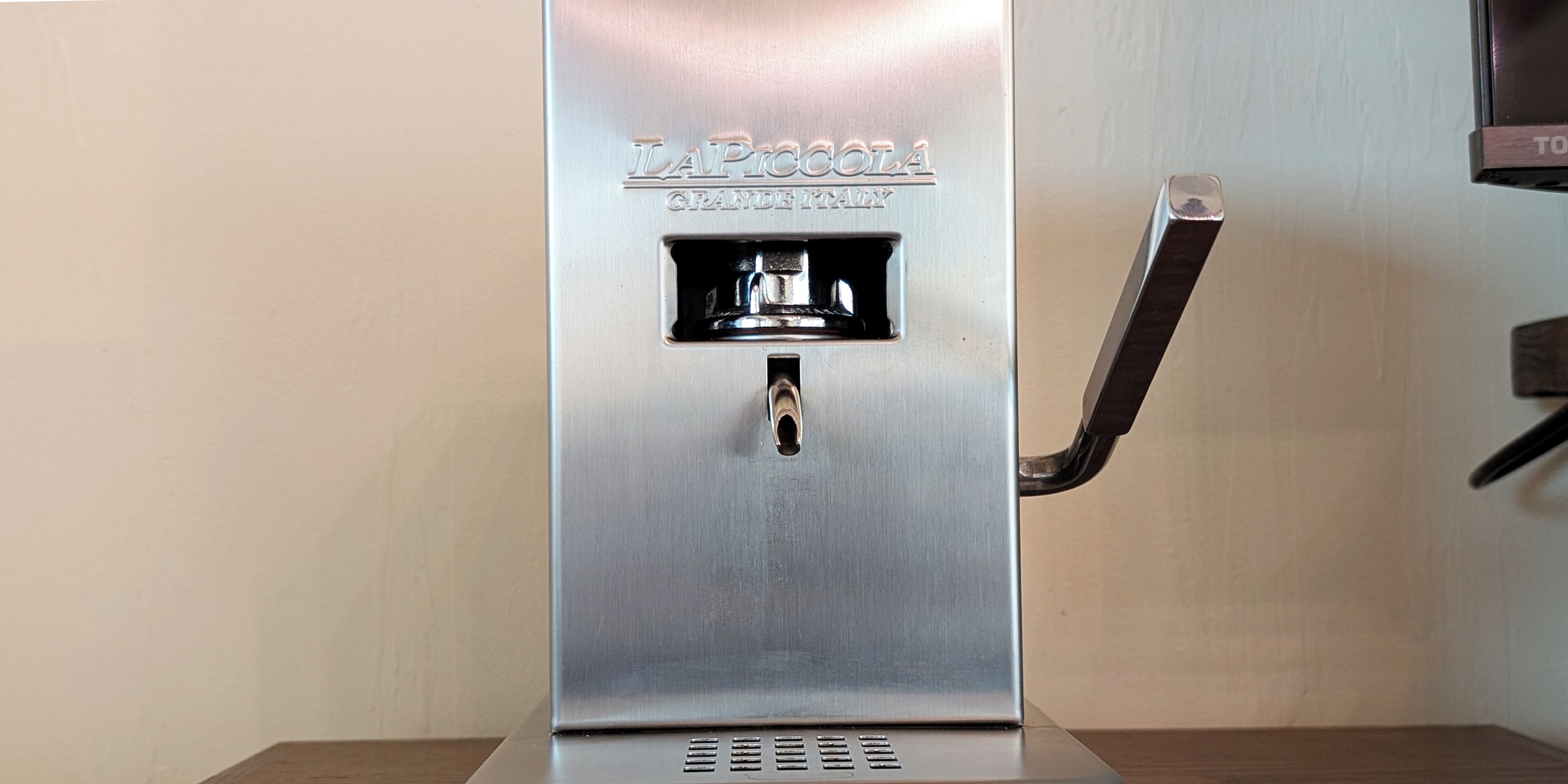 Een rvs waterdispenser van La Pizzeria met een uitschuifbare kraan.
