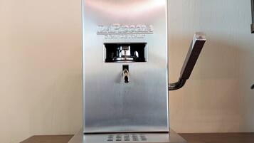 Een rvs waterdispenser van La Pizzeria met een uitschuifbare kraan.