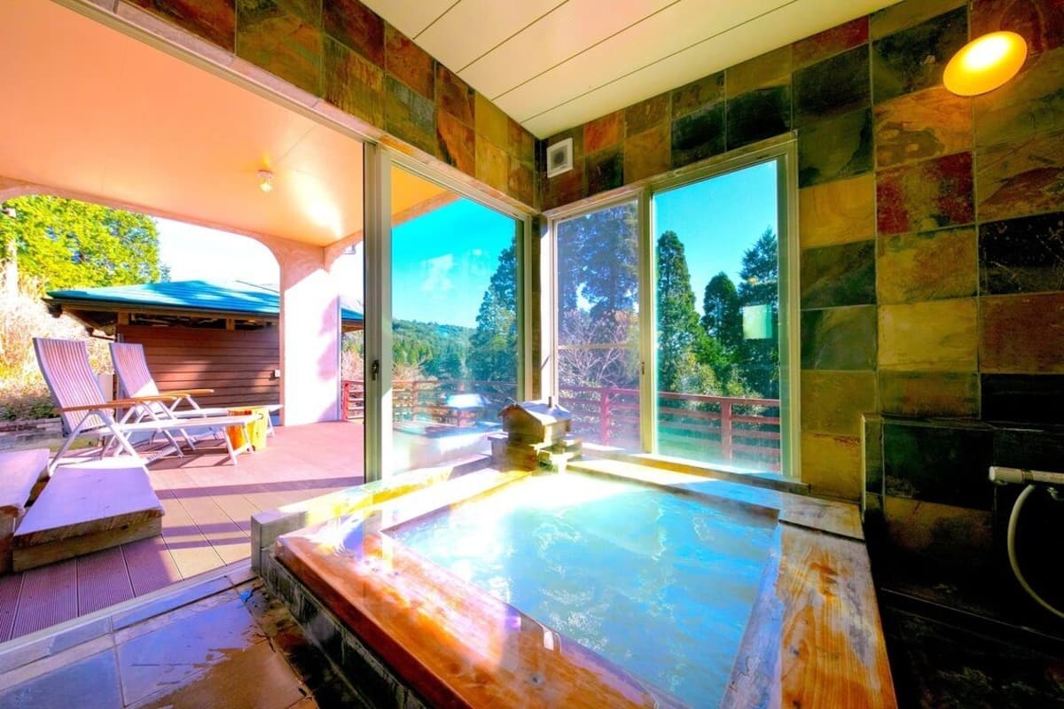 Zona de spa con hidromasaje, sillones de descanso y vistas al exterior.