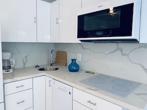Geladeira, micro-ondas, fogão, cooktop