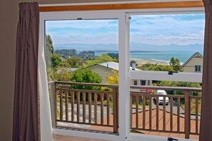 Property grounds - Bisley Holiday House overlooks Nelson’s beautiful Tahunanui (Tahunanui)