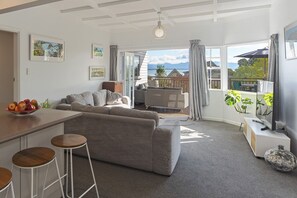 TV, DVD player, toys - Bisley Holiday House overlooks Nelson’s beautiful Tahunanui (Tahunanui)