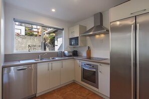 Fridge, microwave, oven, stovetop - Bisley Holiday House overlooks Nelson’s beautiful Tahunanui (Tahunanui)
