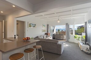 TV, DVD player, toys - Bisley Holiday House overlooks Nelson’s beautiful Tahunanui (Tahunanui)
