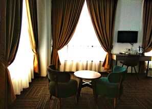 Muebles diferentes y espacio para trabajar con laptop 