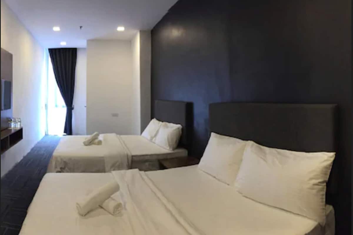 Espacio para trabajar con laptop y cortinas blackout