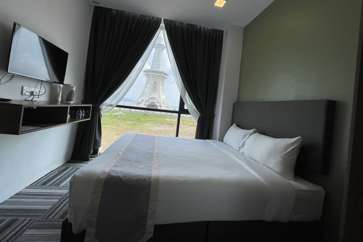 Deluxe Queen Tower View