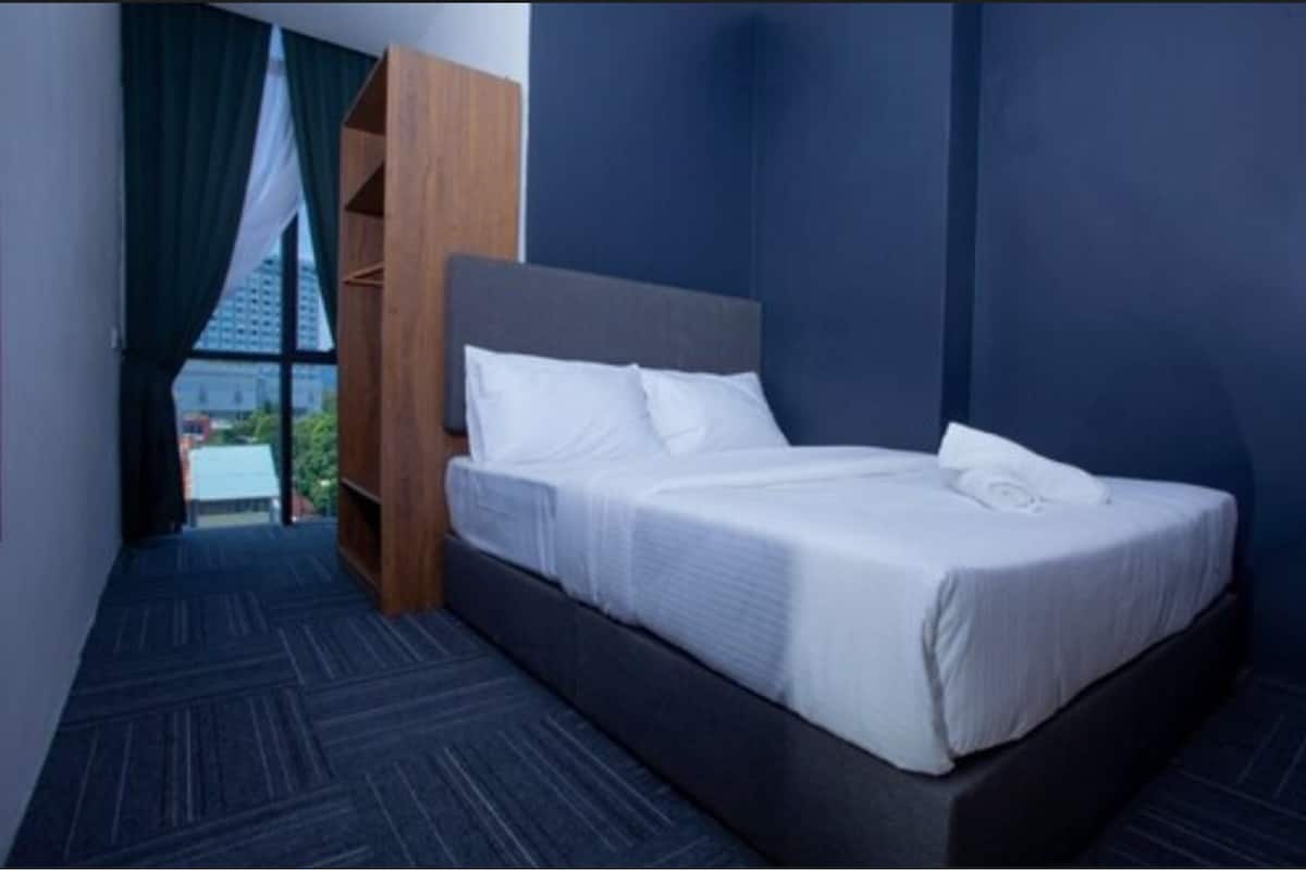 Espacio para trabajar con laptop y cortinas blackout