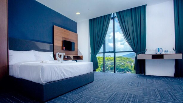 Family Room | Ruang kerja komputer riba, langsir/tirai gelap terus, kalis bunyi 