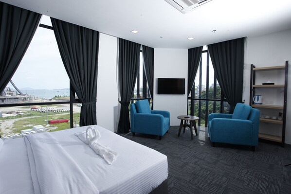 Muebles diferentes y espacio para trabajar con laptop 